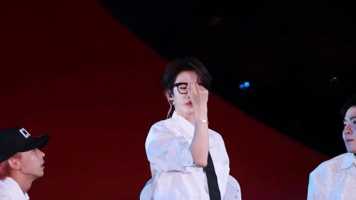 雨中绽放的艺术诗篇 刘宇在《时尚芭莎》夏日聊愈音乐企划中的撑伞男高舞台直拍